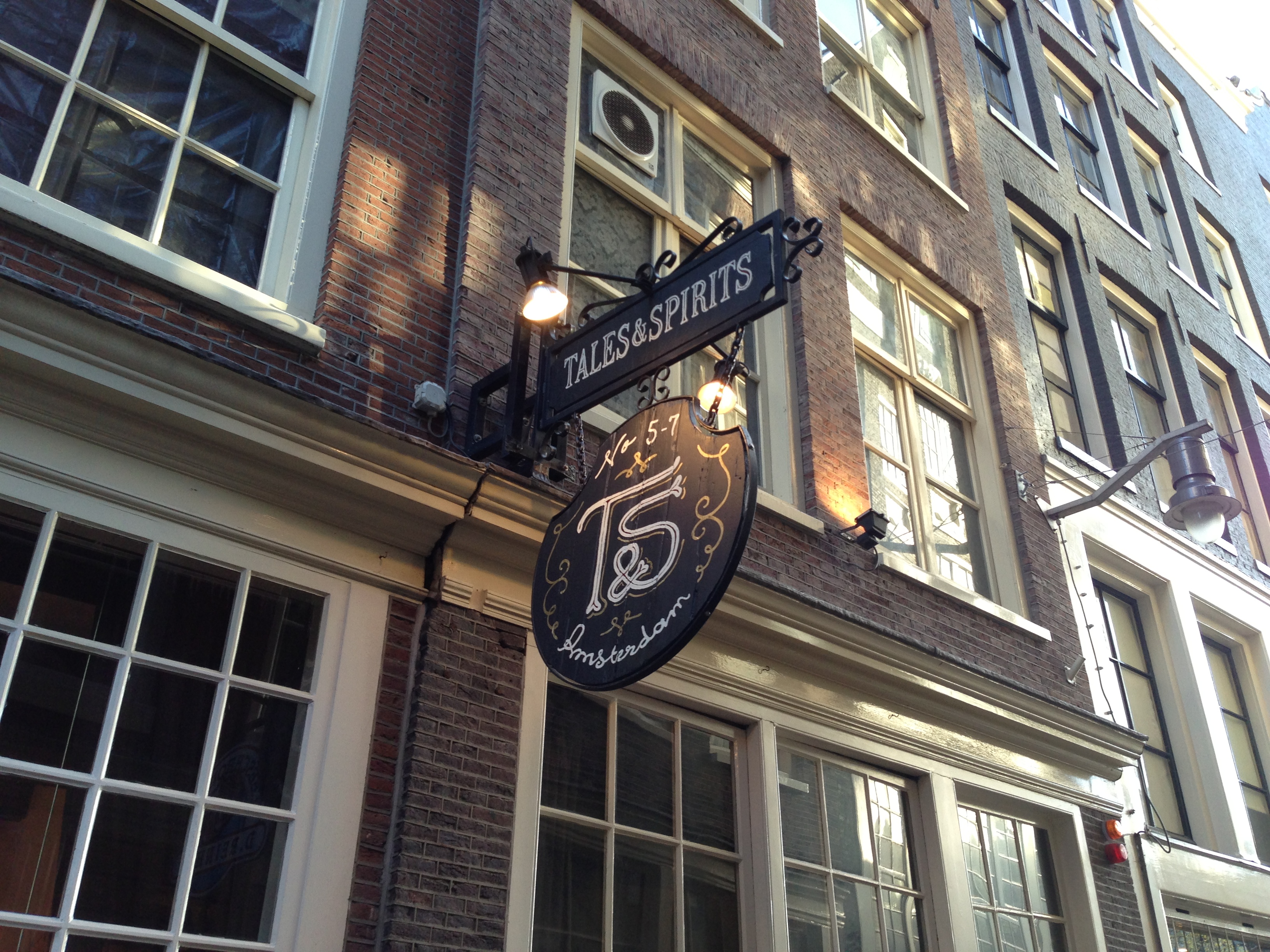 Tales and Spirits Amsterdam cocktailbar en restaurant